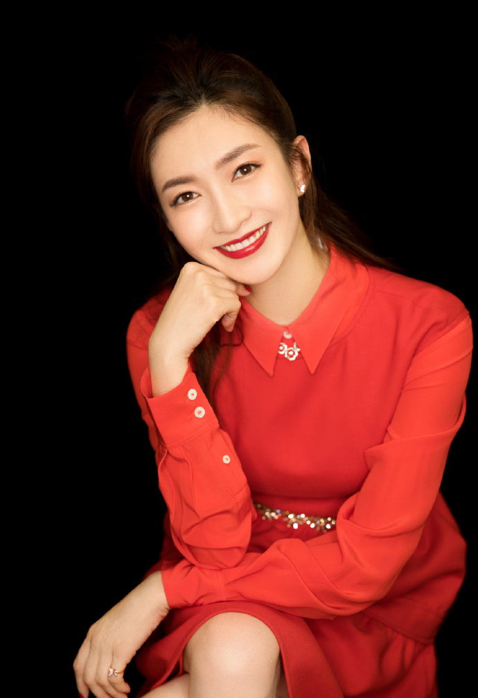 江疏影施华洛世奇广告发型,江疏影的长腿施华洛世奇