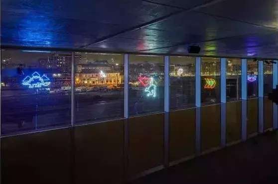 抱着狗狗走秀,抱着狗狗模特走秀视频