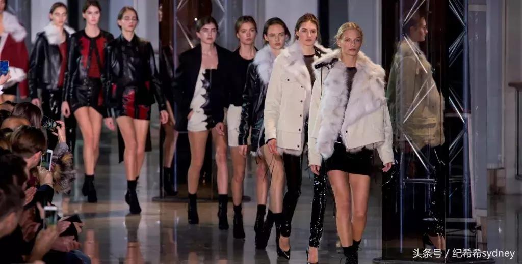 买了两双几乎一样的高跟鞋,想买一双大红的高跟鞋