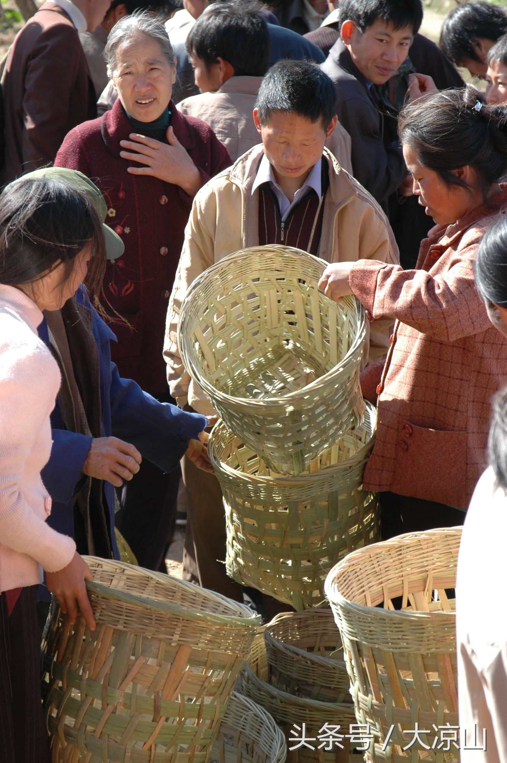 元宵节,是凉山传统农具交易日——德昌赶草坝场看你能认识多少农具?