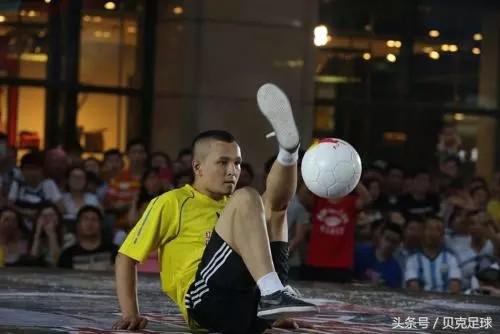 三个可以惊艳全场的花式足球技巧,花式足球和职业足球