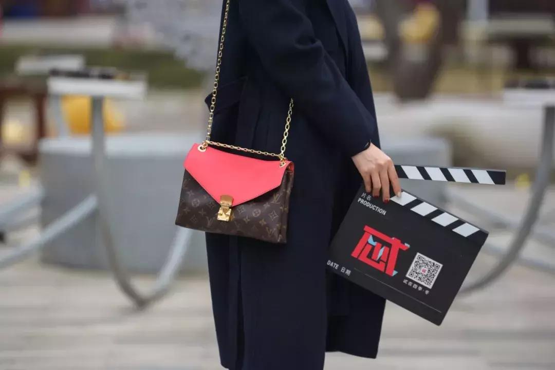 明星二姐张歆艺街拍,张歆艺红色波点裙伦敦街拍