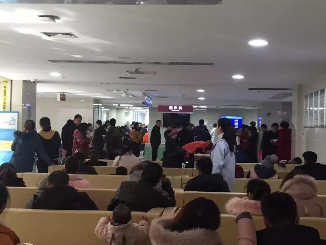 阜阳发热门诊爆满,阜阳六院2楼门诊
