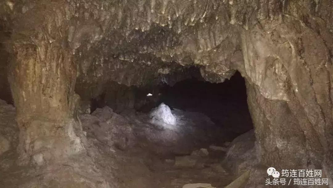 贵州女子探洞,贵州姑娘探山洞