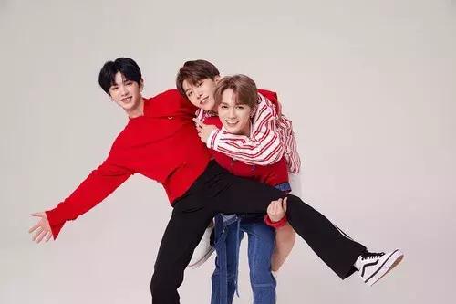 蔡徐坤张艺兴唇膏图片,朱正廷看蔡徐坤唇膏