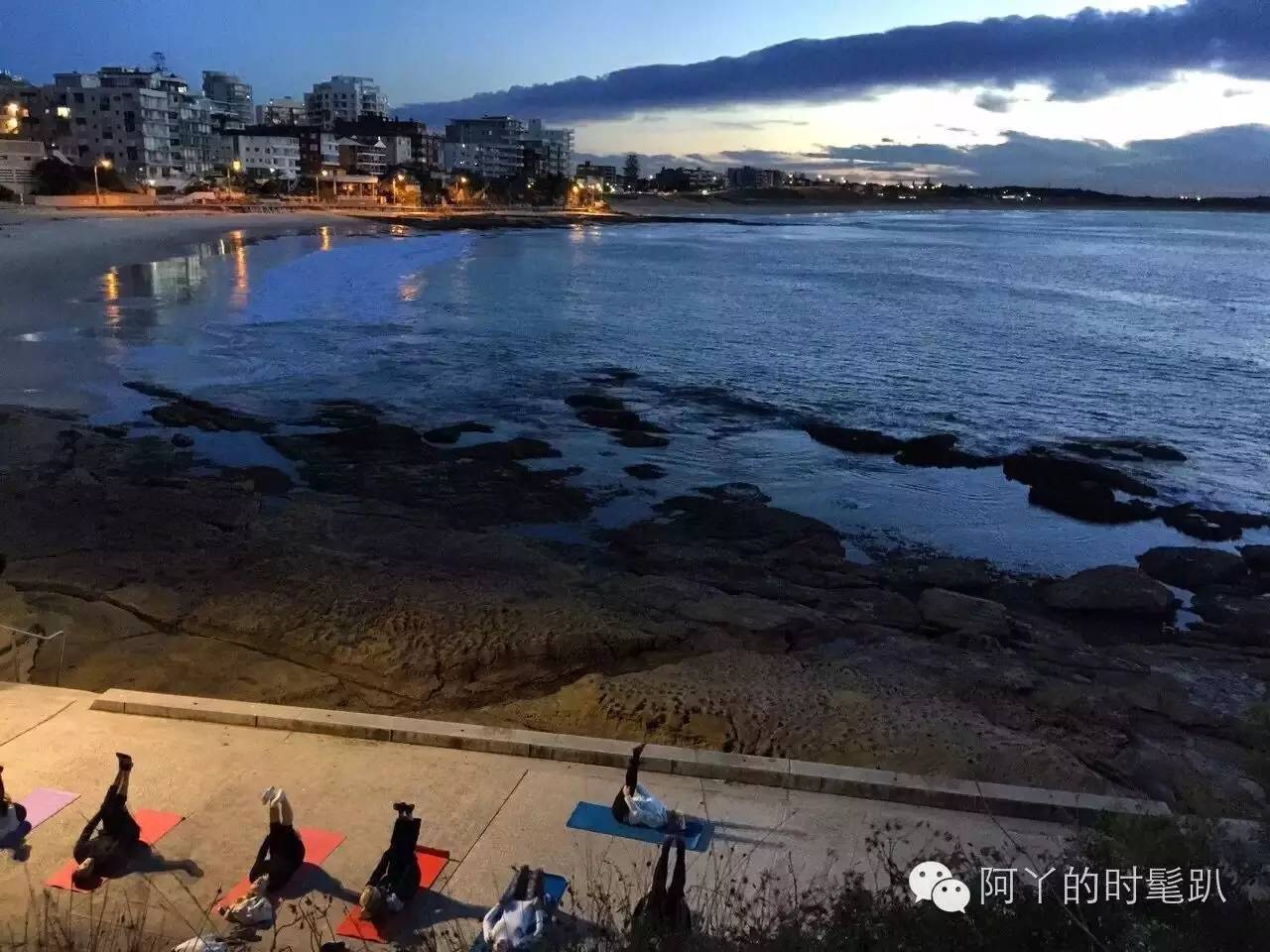 比起她的“黑白灰”，我更爱安迪帅爆了的跑步行头