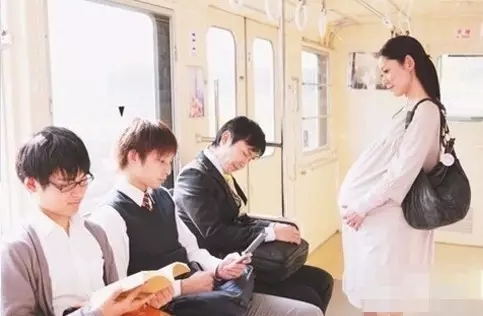 二胎生孩子大出血,二胎妈妈在家分娩