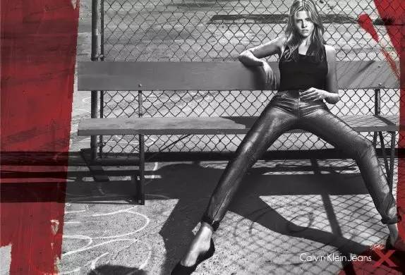 总是性挑逗的CK，这次的广告又被举报了