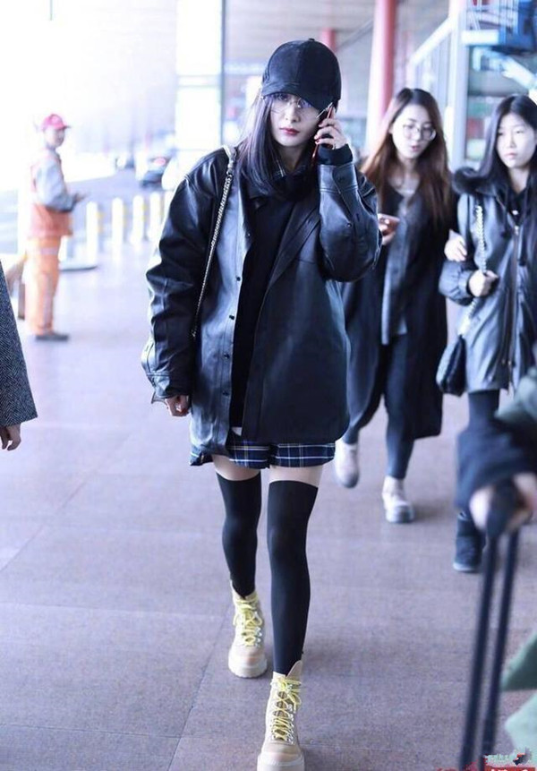 杨幂机场私服鞋,杨幂近期机场穿的鞋