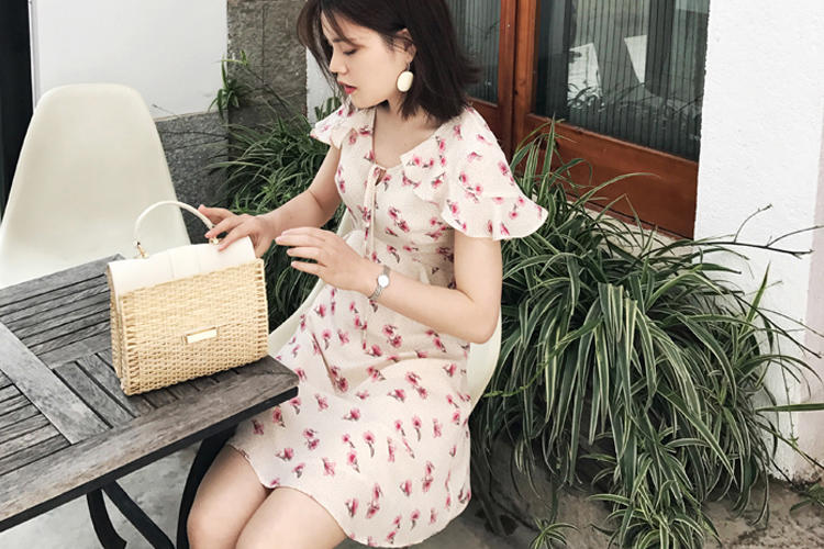 清新荷叶边，连衣裙也诗情画意