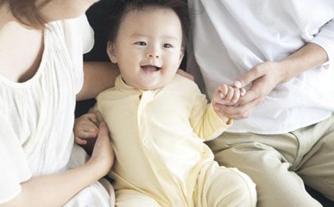 婴儿面部湿疹与母乳有关吗,宝宝湿疹严重需要停母乳吗