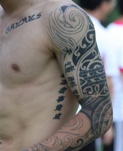 他是最年轻国脚,特立独行险被开除!把足球生涯和家庭纹在身上