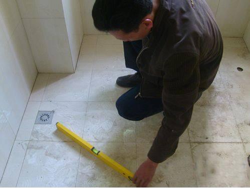 卫生间地面天天都是湿漉漉的?老师傅总结做好这4点是关键！