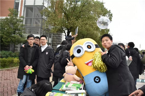 学雷锋爱心义卖活动小学生日记,小学生开展学雷锋献爱心义卖捐款