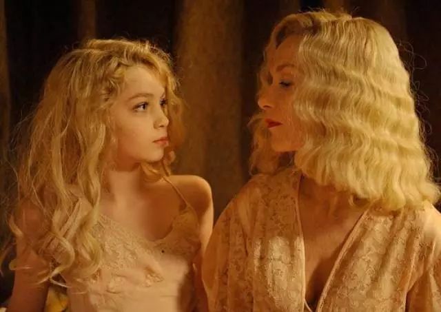 她11岁登上杂志封面，12岁拍摄色情电影，却跟母亲打了20年官司