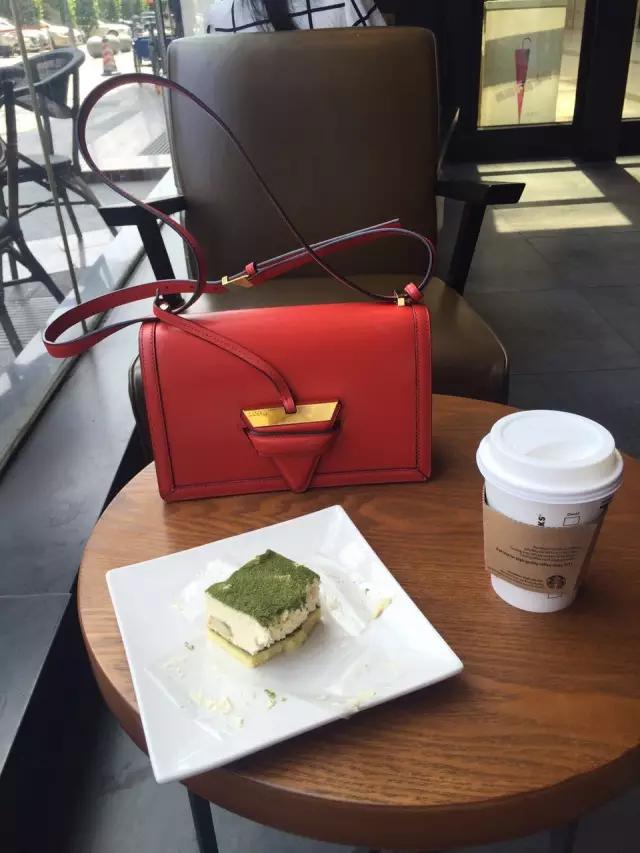 撞包也要背？这些热门包包受欢迎是有原因的