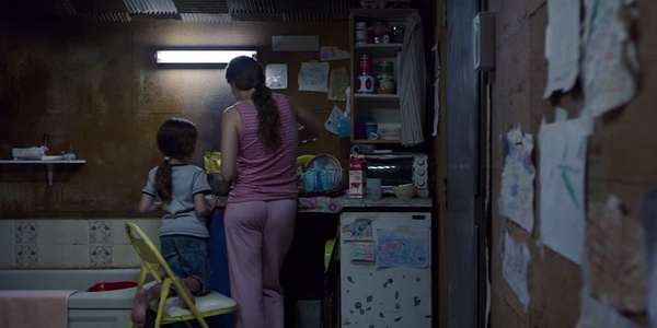 爱丽丝被关进监狱结果逃了出来,爱丽丝被关在城堡里