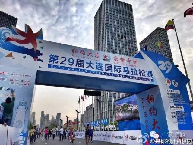 别人的女朋友都在为你加油,大连美女嗨翻马拉松赛场