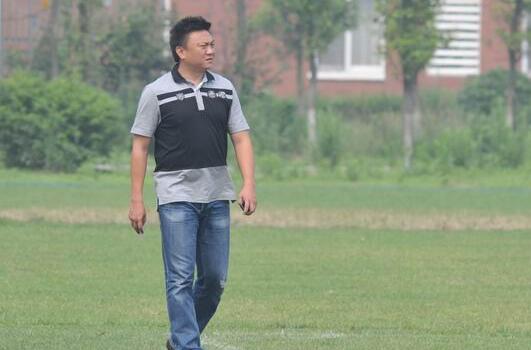 他被誉为四川足球旗帜人物为朋友出头身中数刀无惧色