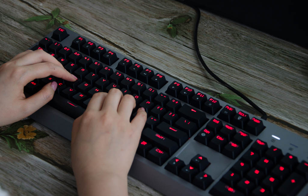 矮轴机械键盘和高轴机械键盘,机械键盘可能会毁掉你的手