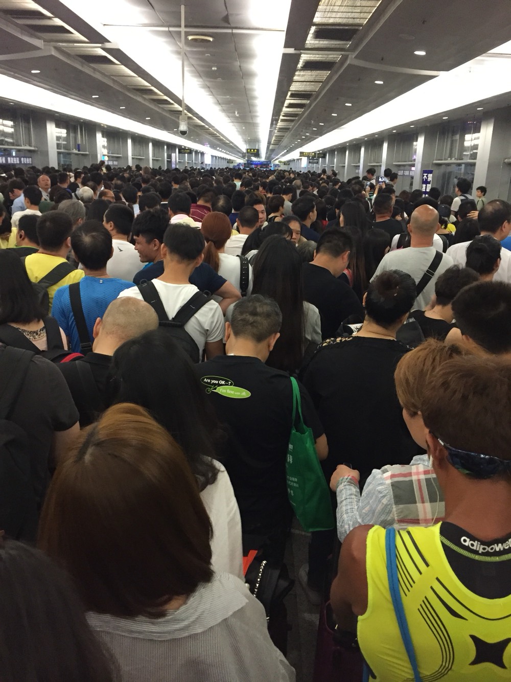 水客*警袭**？民警大喊救命！福田口岸昨晚闹翻天了……