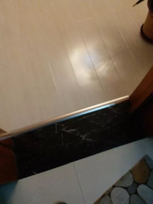 木地板和瓷砖怎么衔接最美观,木地板与客厅地砖如何衔接