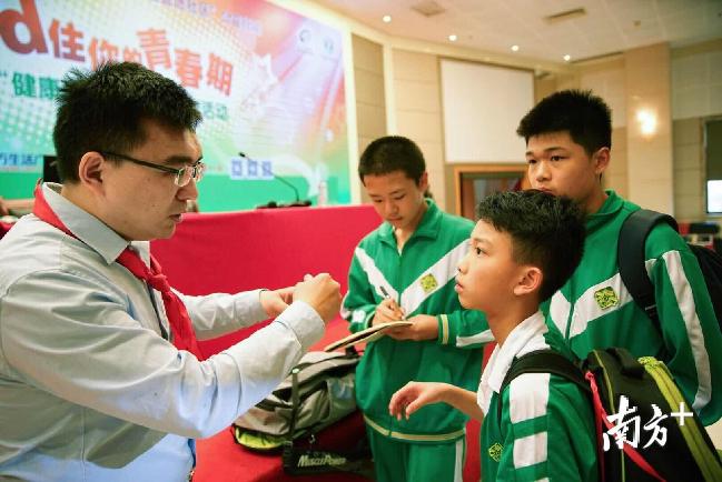 如何和初中生谈生理知识,如何跟初一的男孩谈性教育