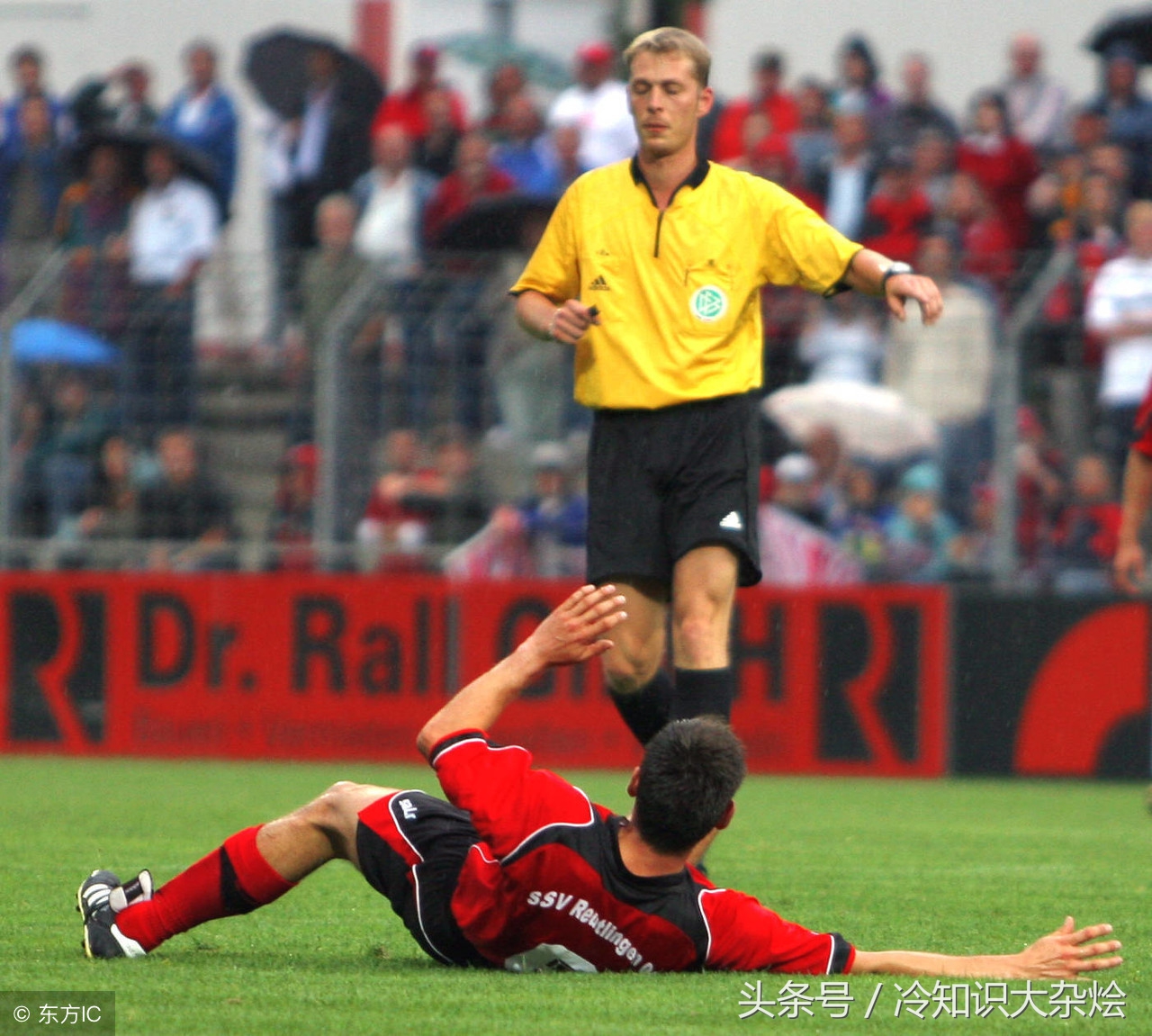 球场上相互鼓励,球场上球迷团结瞬间