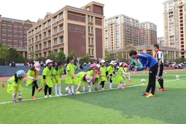 快看呀，昆一中度假区金岸附小“首届校园足球文化节”开幕啦！