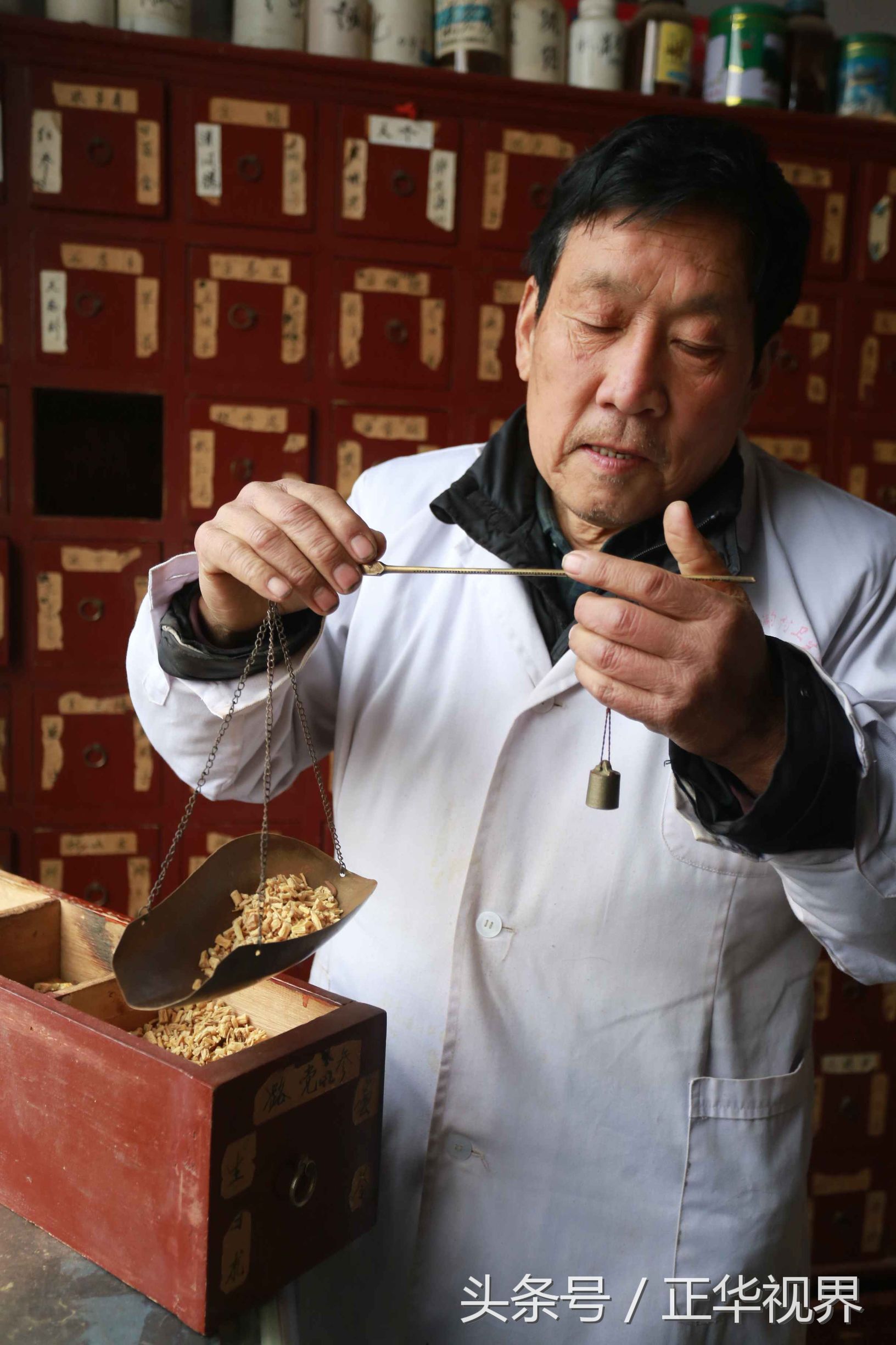 72岁老中医与残儿坚守乡村诊所,河南71岁老中医最新消息