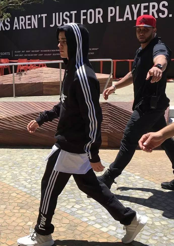 白色NMD、AJ简直防不胜防！看看Icon们夏天爱穿的小白鞋