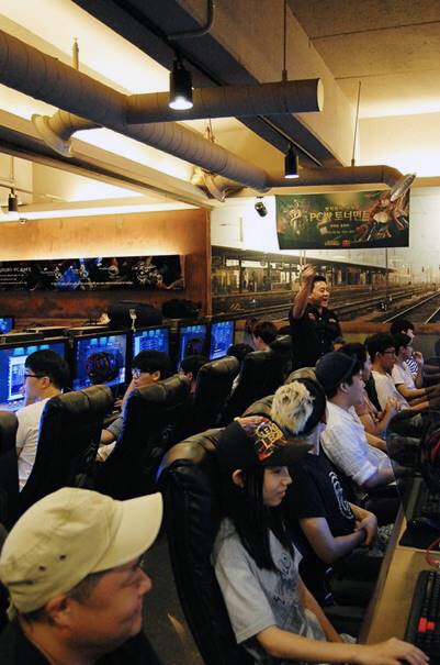 怪不得韩国欧巴脸滚键盘也能赢中国吊丝！原来他们的网吧是这样