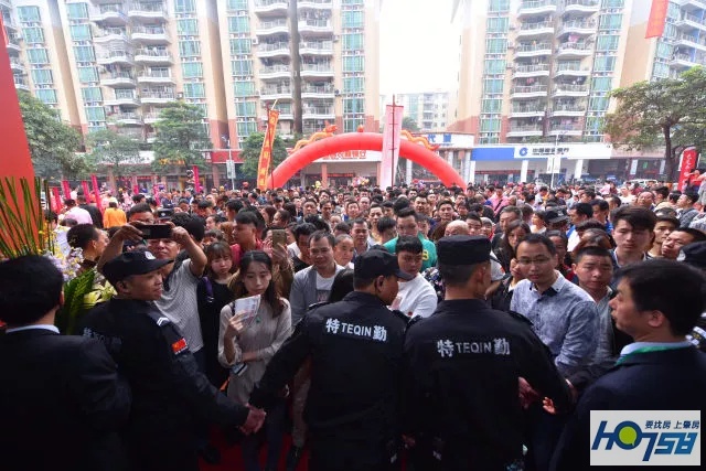 太壮观了！玉博城接待中心开放近万人围观，千万豪车、翡翠大秀、雄狮争霸激情上演