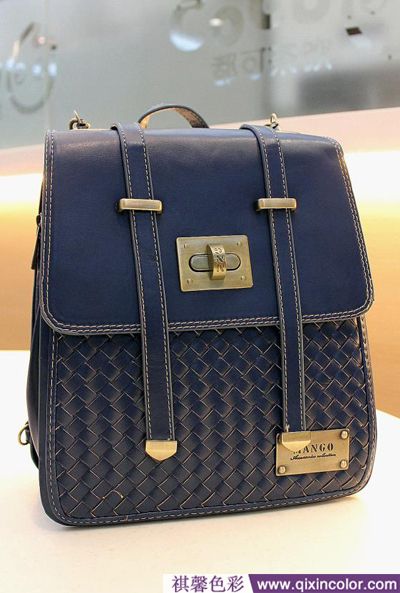 经典的菱格图案,粉色菱格包怎么搭配衣服