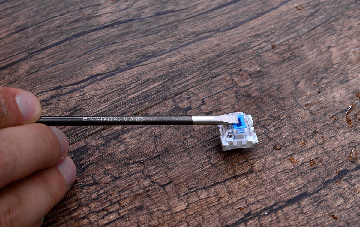 可换轴机械键盘走向2.0时代，E元素三防机械键盘对比拆解