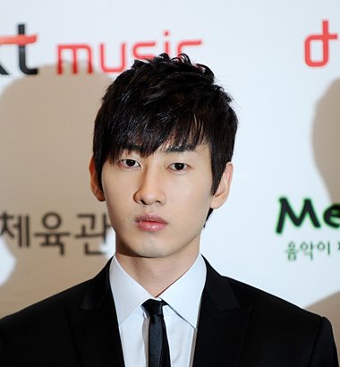 发型男生2022流行发型短发,男生脸大脸圆适合什么发型短发