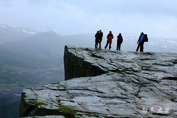 你敢站在悬崖边拍视频吗,你敢站在房顶边缘吗
