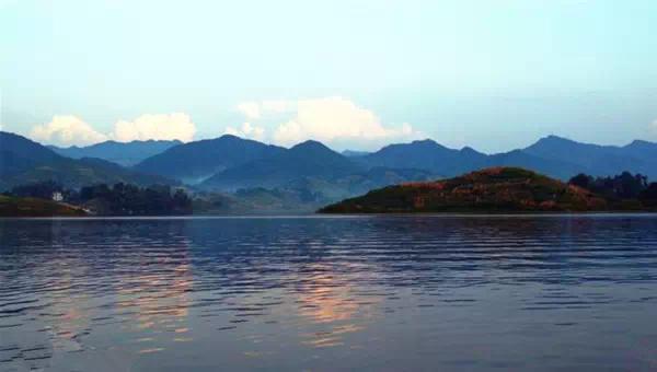 四川哪里有冷门又好玩的地方,四川最漂亮十大湖