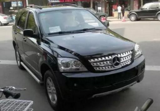 小伙将黄海旗胜改成奔驰ML，骗得好几个姑娘财色尽失！