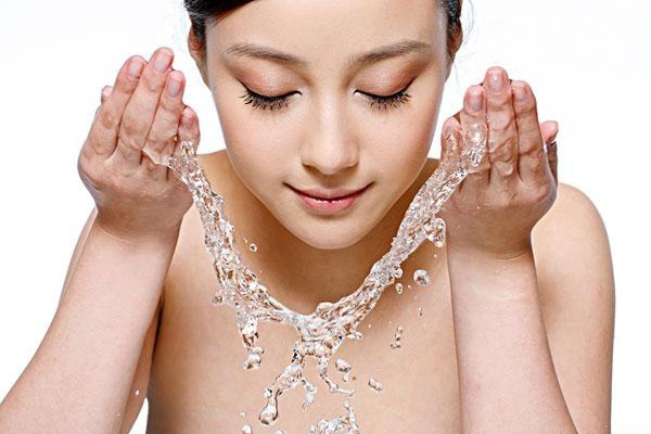 脸上痘痘挤出来白色固体颗粒,脸上的痘痘挤出来白色的东西