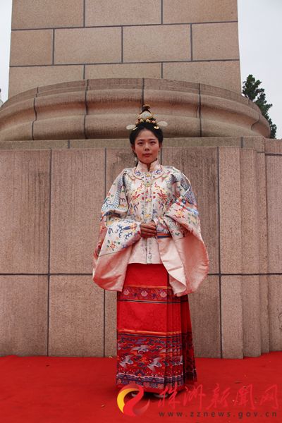 师生徒步祭奠英烈国花学校,荷塘区流芳园