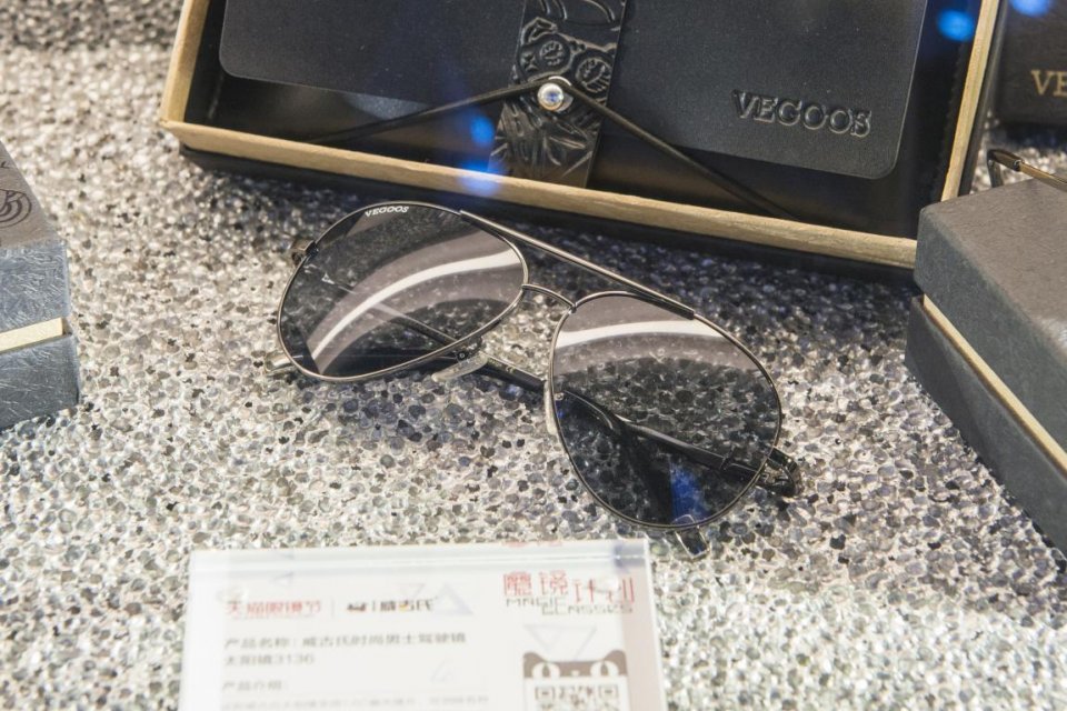 到底是谁拯救了画风土气的国产品牌？