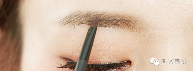 化妆这么多年遮瑕膏你用对了吗,新手必看化妆刷的正确使用方法