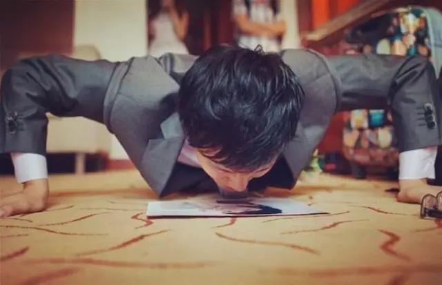 伴娘团堵门一个小时新郎直接走了,伴娘团堵门创意招数