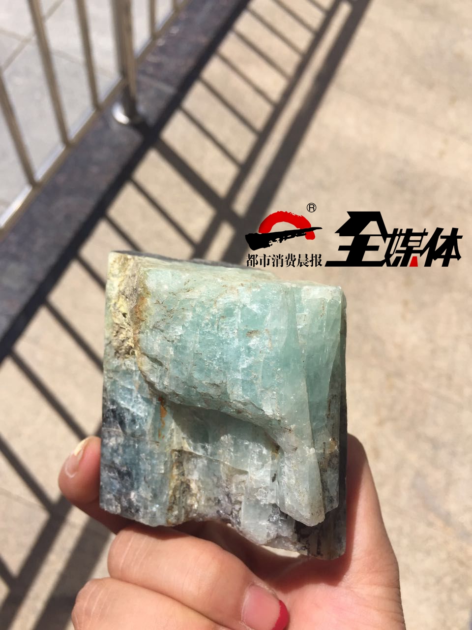 *疆新**这个地方遍地宝石，海蓝、碧玺、石榴石、绿柱石可劲儿捡