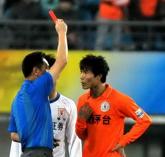 曝前中超金哨谭海被带走,谭海争议判罚