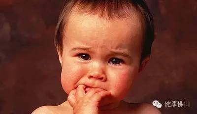 小孩热痱子的最佳处理方法,娃儿热起痱子了一般多久能好