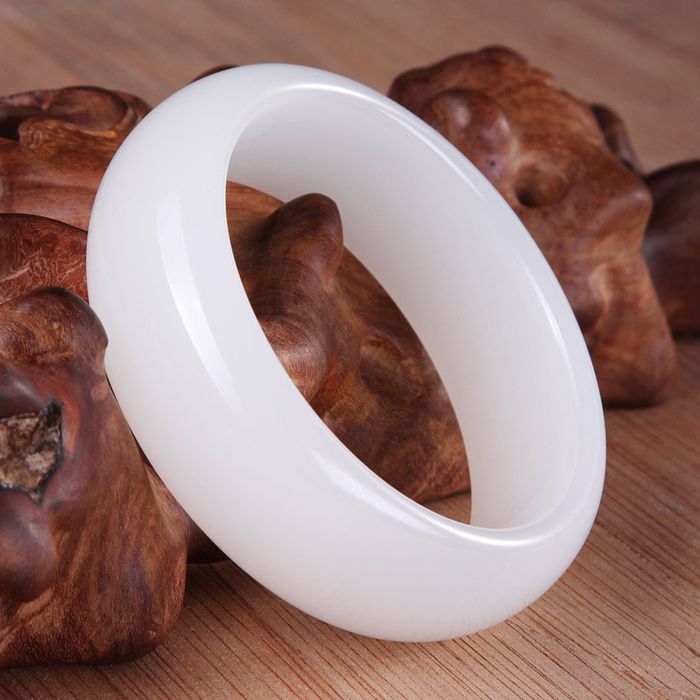 和田玉手镯常见的以假乱真把戏。