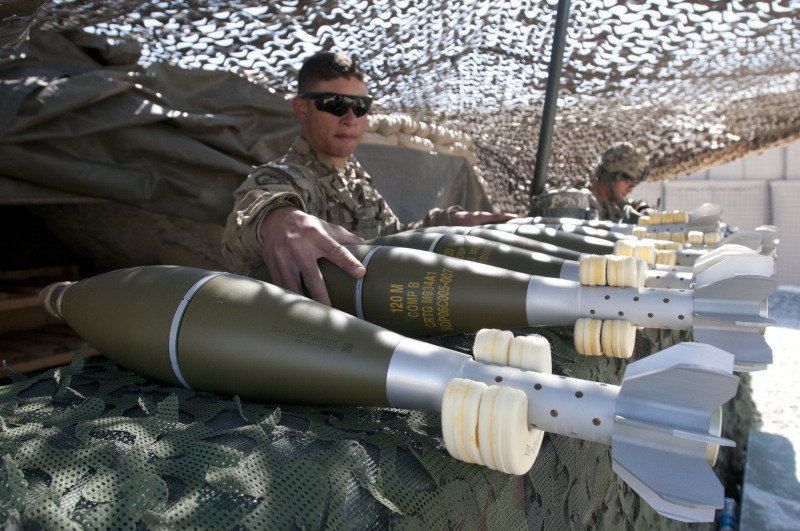 迫击炮弹后面的白色环,迫击炮弹尾部为什么绑沙袋