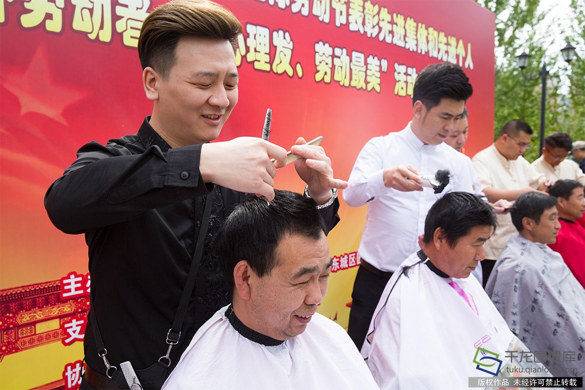 北京东城户外劳动者有了“义务理发师”
